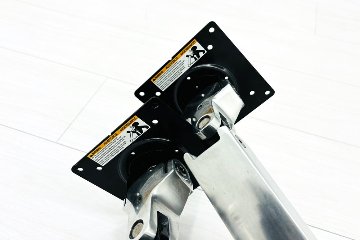 モニターアーム 中古 ERGOTRON エルゴトロン LXデュアルデスクマウントアーム サイドバイサイド (アルミニウム) 中古オフィス家具 45-245-026の画像