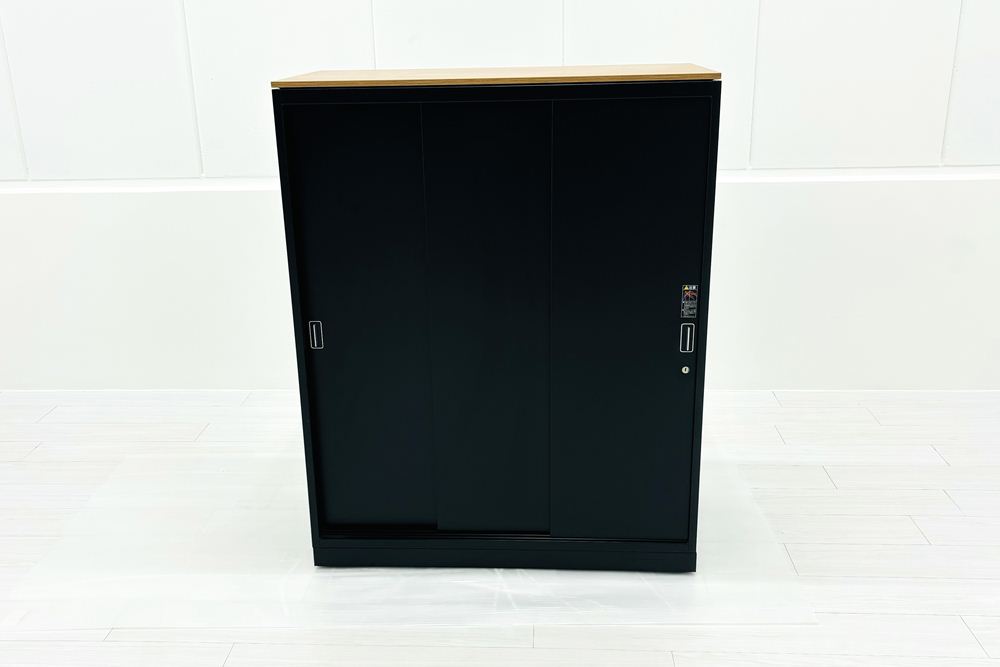 オカムラ 中古 引き違い書庫 3枚引違い書庫 スライド書庫 キャビネット スチール書庫 中古オフィス家具 ホワイト 900/450/1130の画像