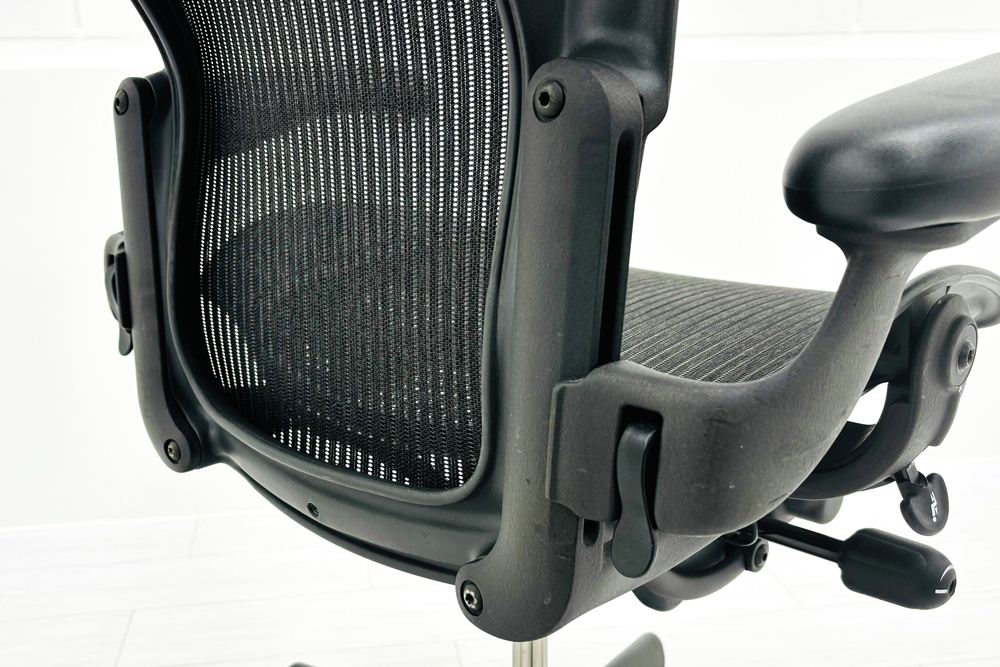 ハーマンミラー アーロンチェア 中古 Bサイズ スタンダード 可動肘 ランバー無 Herman Miller Aeron Chairs 中古オフィス家具 メッシュの画像