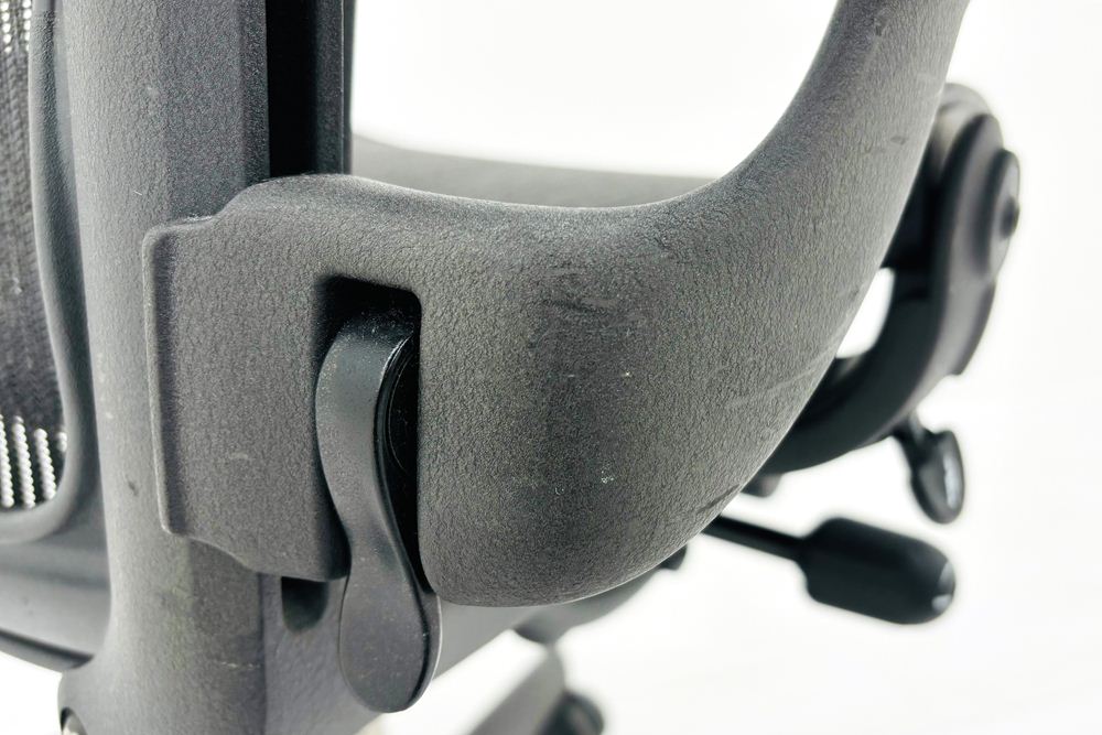 ハーマンミラー アーロンチェア 中古 Bサイズ スタンダード 可動肘 ランバー無 Herman Miller Aeron Chairs 中古オフィス家具 メッシュの画像