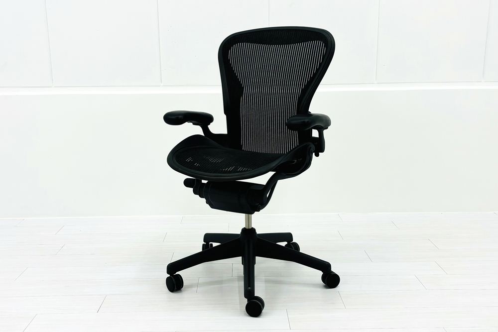 ハーマンミラー アーロンチェア 中古 Bサイズ スタンダード 可動肘 ランバー無 Herman Miller Aeron Chairs 中古オフィス家具 メッシュの画像