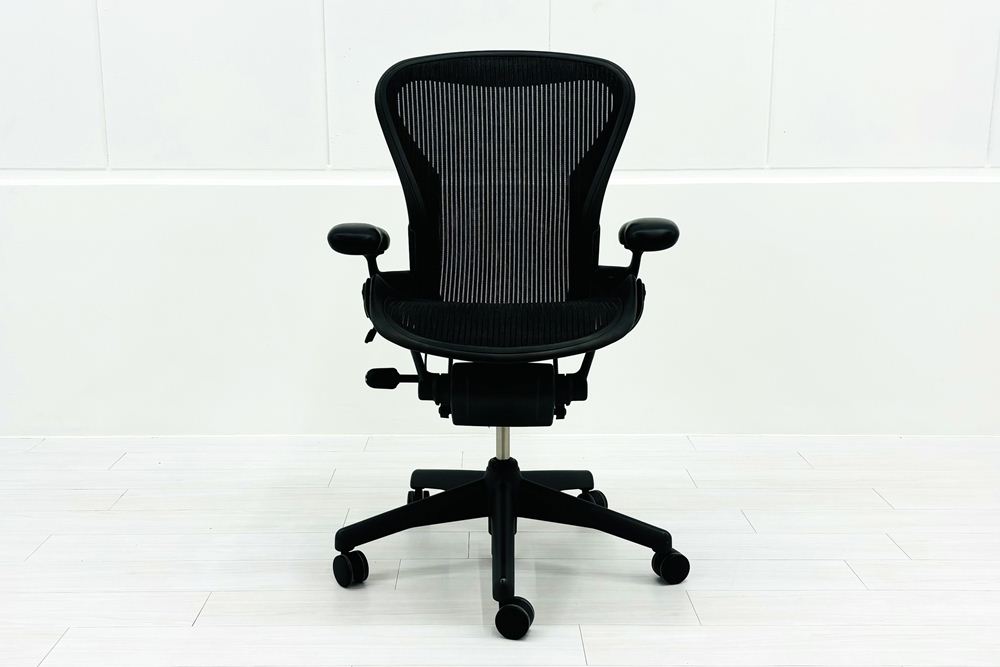 ハーマンミラー アーロンチェア 中古 Bサイズ スタンダード 可動肘 ランバー無 Herman Miller Aeron Chairs 中古オフィス家具 メッシュの画像
