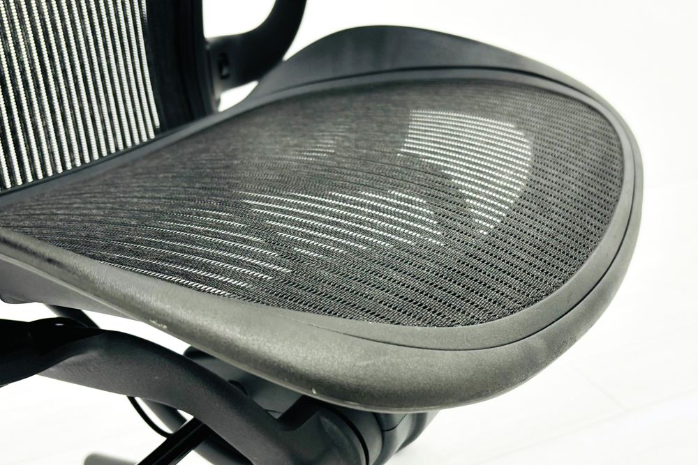 ハーマンミラー アーロンチェア 中古 Bサイズ スタンダード 可動肘 ランバー無 Herman Miller Aeron Chairs 中古オフィス家具 メッシュの画像