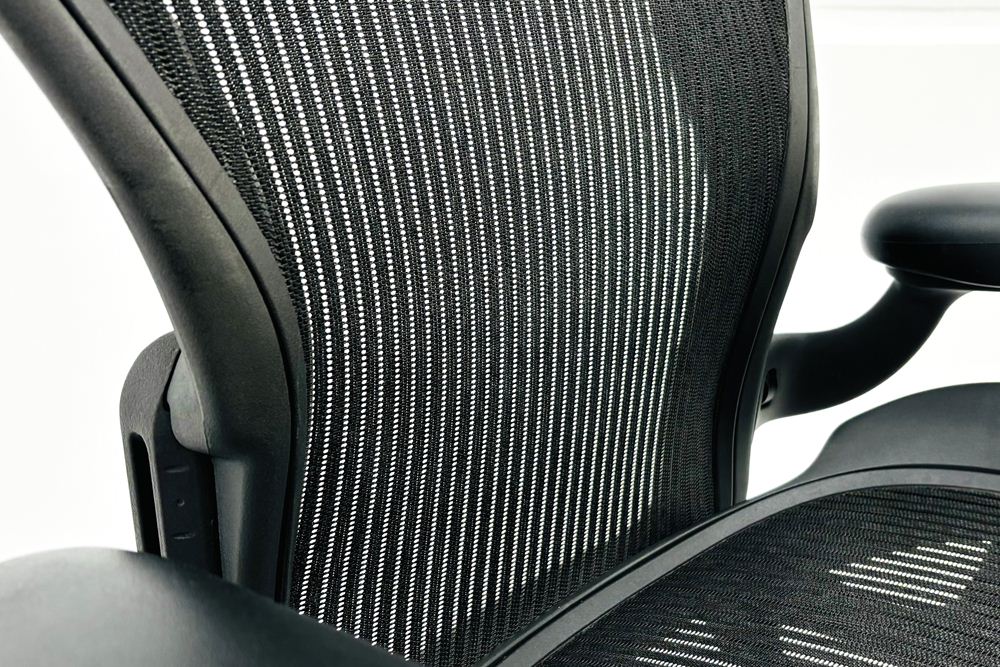 ハーマンミラー アーロンチェア 中古 Bサイズ スタンダード 可動肘 ランバー無 Herman Miller Aeron Chairs 中古オフィス家具 メッシュの画像