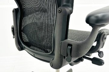 ハーマンミラー アーロンチェア 中古 Bサイズ スタンダード 可動肘 ランバー無 Herman Miller Aeron Chairs 中古オフィス家具 メッシュの画像