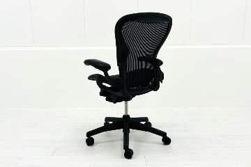 ハーマンミラー アーロンチェア 中古 Bサイズ スタンダード 可動肘 ランバー無 Herman Miller Aeron Chairs 中古オフィス家具 メッシュの画像