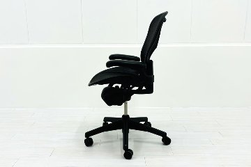 ハーマンミラー アーロンチェア 中古 Bサイズ スタンダード 可動肘 ランバー無 Herman Miller Aeron Chairs 中古オフィス家具 メッシュの画像