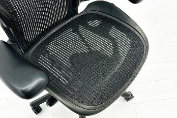 ハーマンミラー アーロンチェア 中古 Bサイズ スタンダード 可動肘 ランバー無 Herman Miller Aeron Chairs 中古オフィス家具 メッシュの画像
