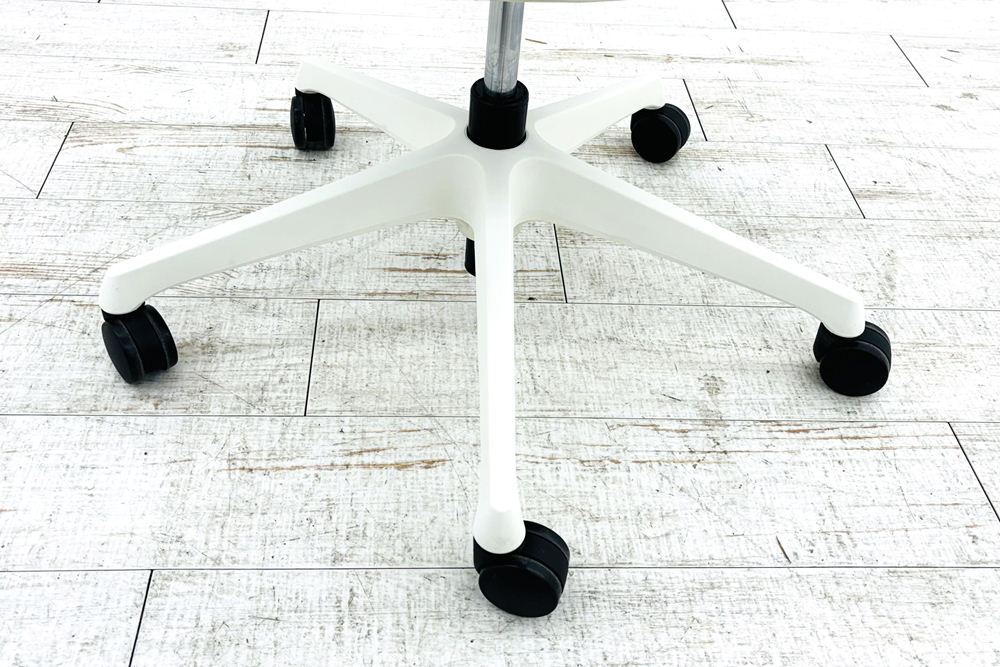 オカムラ シルフィーチェア 中古 2017年製 ハイバック 可動肘 Sylphy 中古オフィス家具 C686XW オレンジの画像