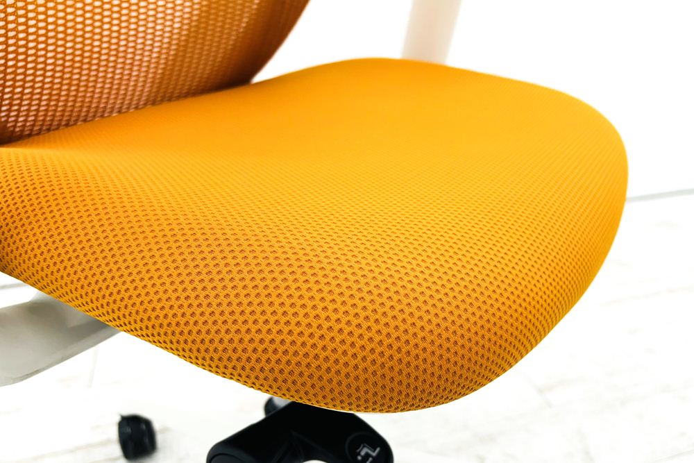 オカムラ シルフィーチェア 中古 2017年製 ハイバック 可動肘 Sylphy 中古オフィス家具 C686XW オレンジの画像