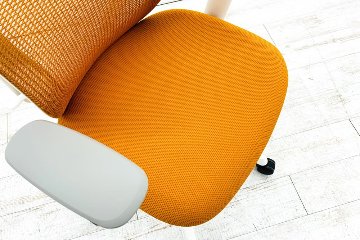 オカムラ シルフィーチェア 中古 2017年製 ハイバック 可動肘 Sylphy 中古オフィス家具 C686XW オレンジの画像