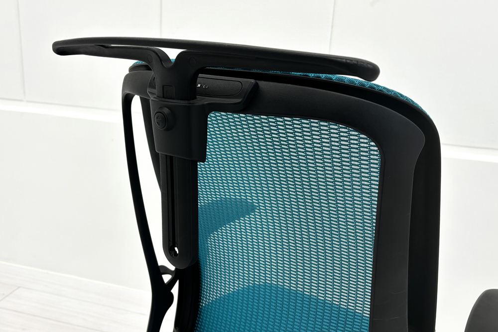 オカムラ シルフィーチェア 中古 ハイバック 可動肘 ハンガー付き OKAMURA Sylphy 中古オフィス家具 ブルーグリーンの画像