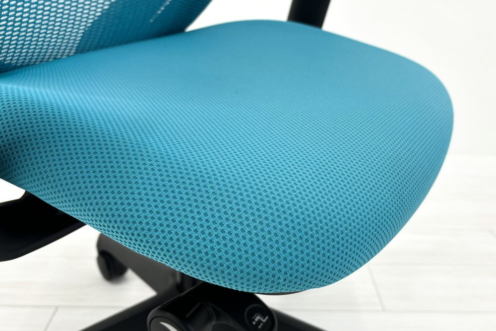 オカムラ シルフィーチェア 中古 ハイバック 可動肘 ハンガー付き OKAMURA Sylphy 中古オフィス家具 ブルーグリーンの画像