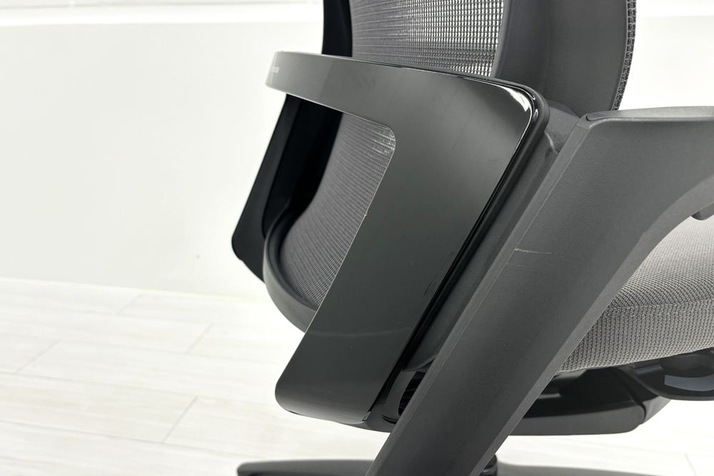 オカムラ フィノラチェア 中古 2025年製 Finora メッシュ 中古オフィス家具 可動肘 C787MR F1H2 ミディアムグレーの画像