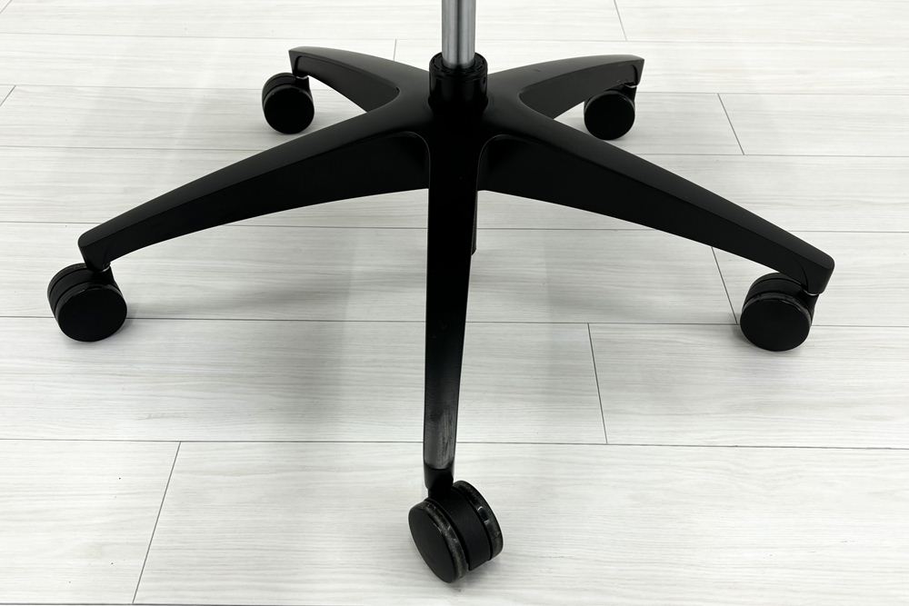 オカムラ フィノラチェア 中古 2025年製 Finora メッシュ 中古オフィス家具 可動肘 C787MR F1H2 ミディアムグレーの画像