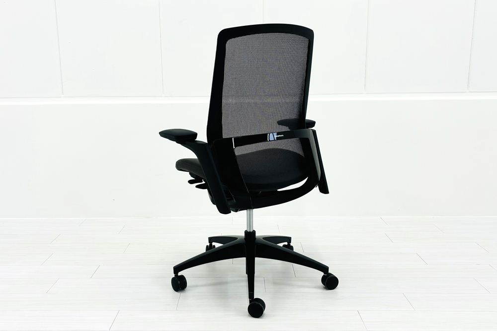 オカムラ フィノラチェア 中古 2025年製 Finora メッシュ 中古オフィス家具 可動肘 C787MR F1H2 ミディアムグレーの画像