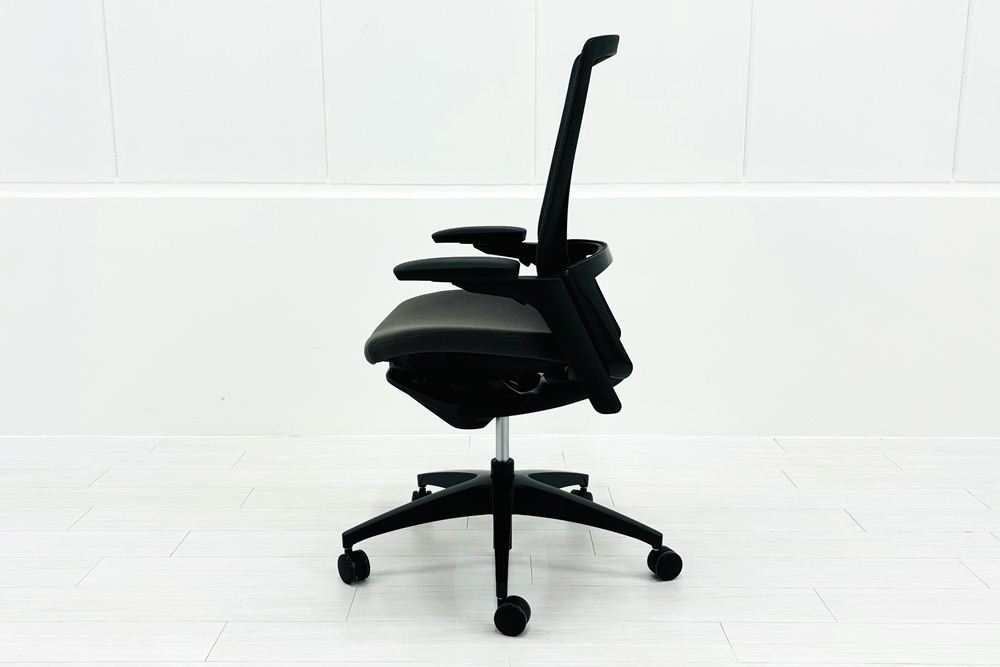 オカムラ フィノラチェア 中古 2025年製 Finora メッシュ 中古オフィス家具 可動肘 C787MR F1H2 ミディアムグレーの画像