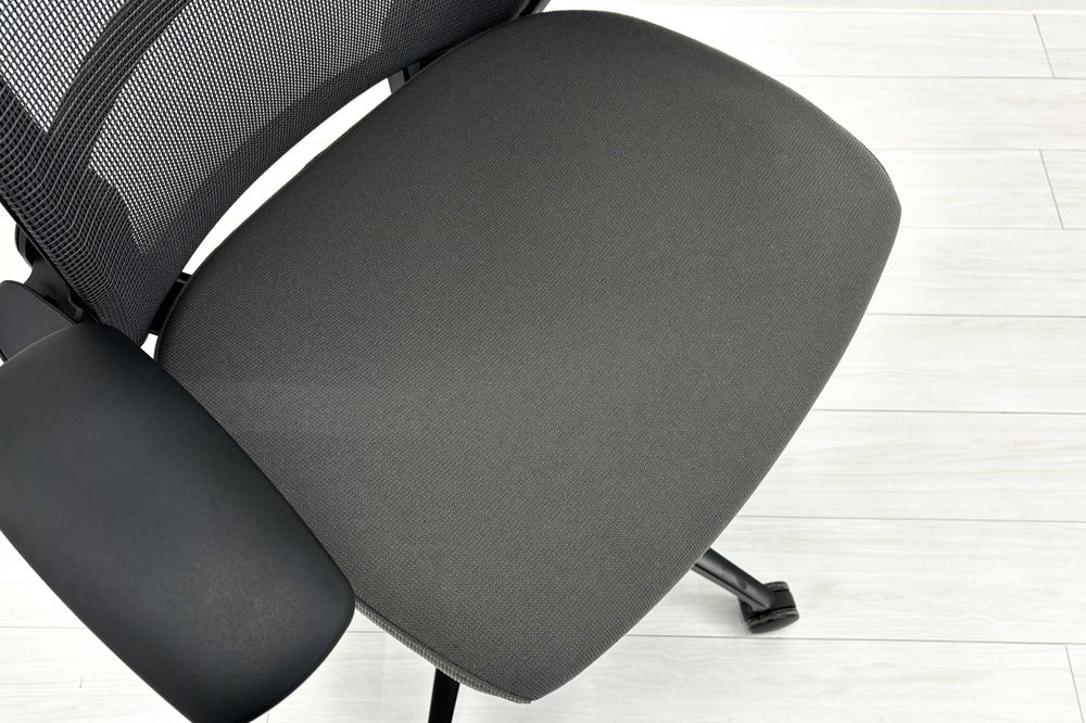 オカムラ フィノラチェア 中古 2025年製 Finora メッシュ 中古オフィス家具 可動肘 C787MR F1H2 ミディアムグレーの画像