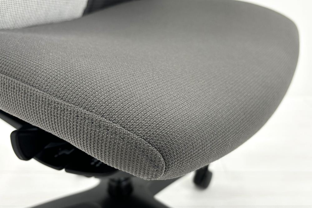 オカムラ フィノラチェア 中古 2025年製 Finora メッシュ 中古オフィス家具 可動肘 C787MR F1H2 ミディアムグレーの画像