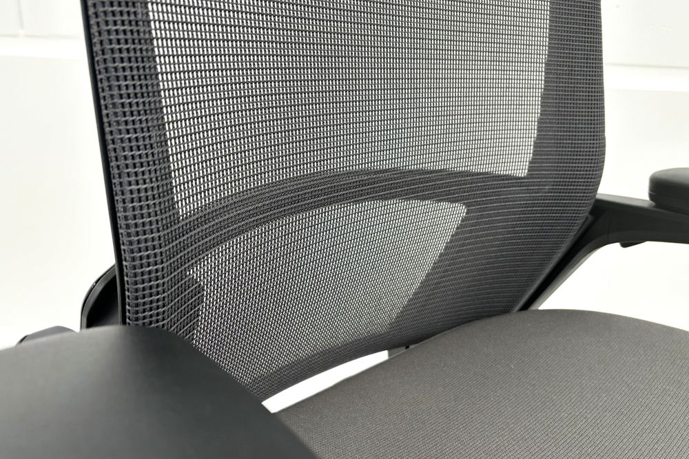 オカムラ フィノラチェア 中古 2025年製 Finora メッシュ 中古オフィス家具 可動肘 C787MR F1H2 ミディアムグレーの画像