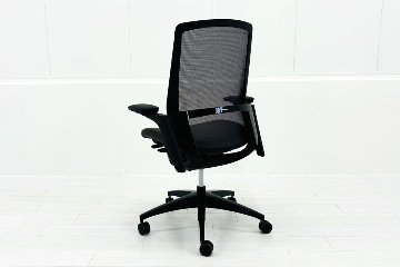 オカムラ フィノラチェア 中古 2025年製 Finora メッシュ 中古オフィス家具 可動肘 C787MR F1H2 ミディアムグレーの画像