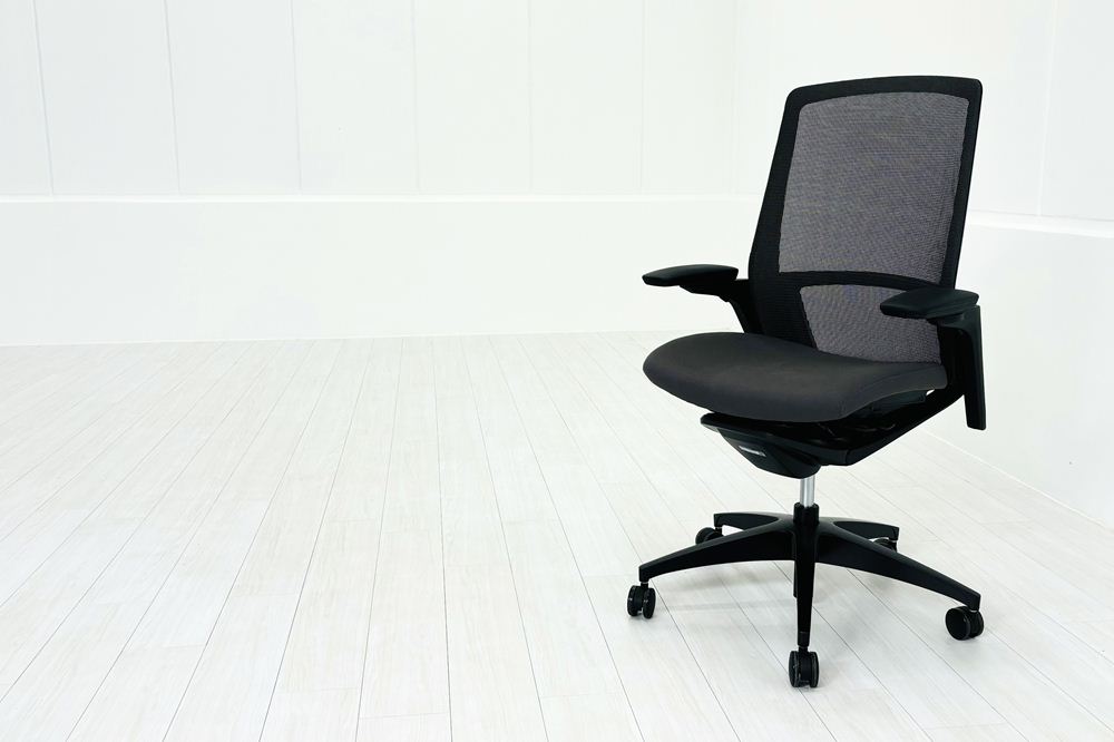 オカムラ フィノラチェア 中古 2024年製 Finora メッシュ 中古オフィス家具 可動肘 C787MR F1H2 ミディアムグレーの画像
