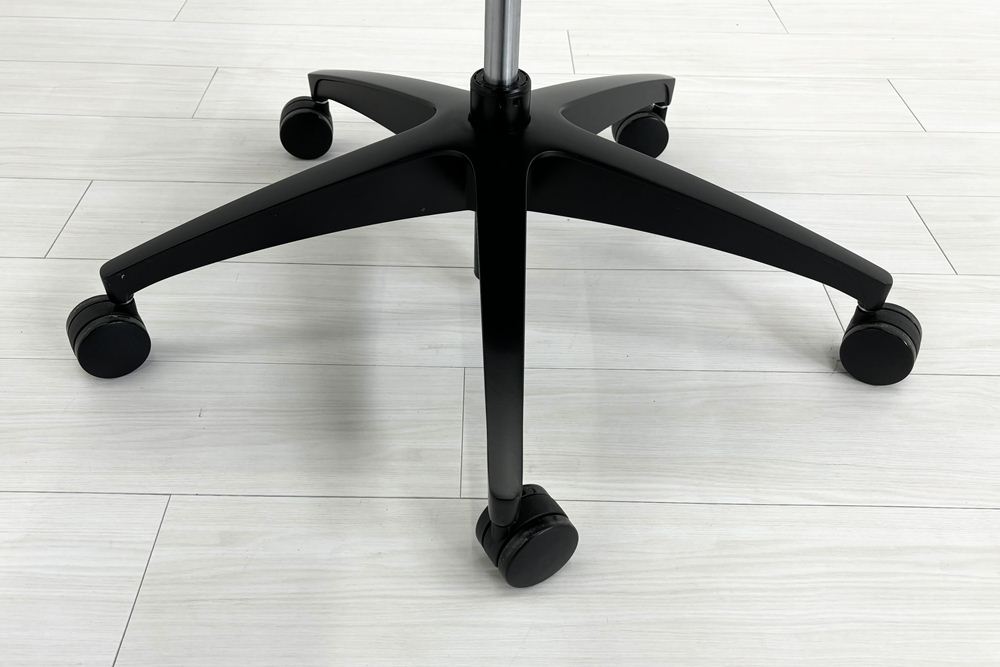 オカムラ フィノラチェア 中古 2024年製 Finora メッシュ 中古オフィス家具 可動肘 C787MR F1H2 ミディアムグレーの画像