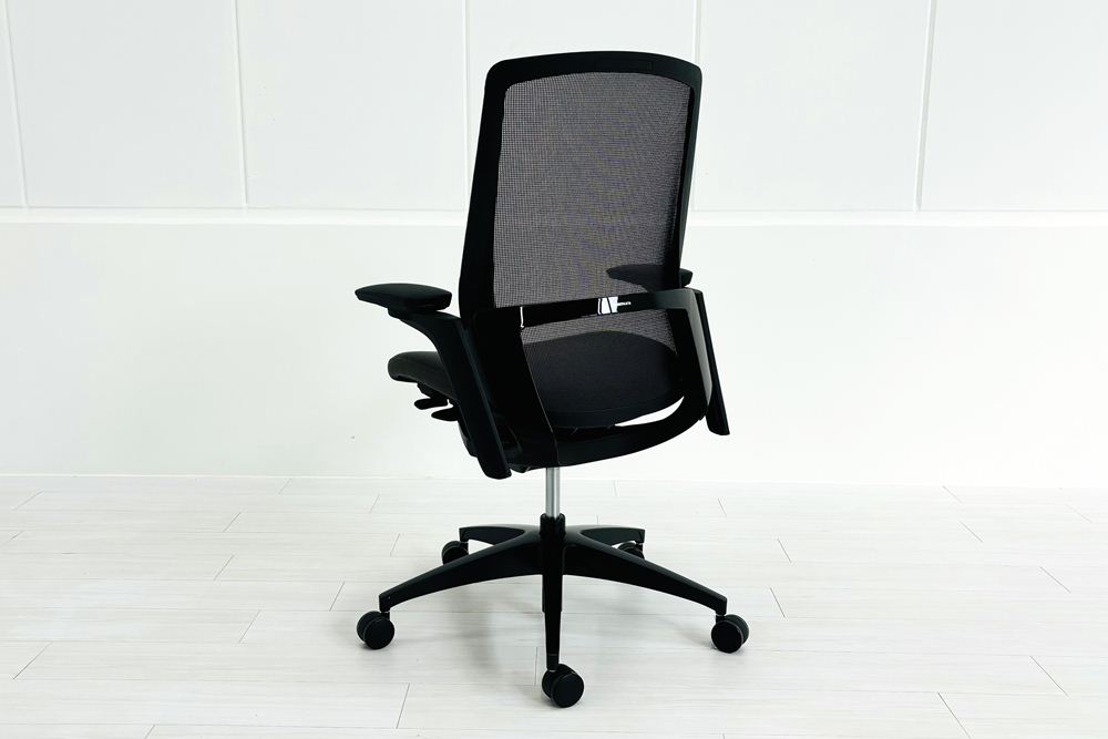 オカムラ フィノラチェア 中古 2024年製 Finora メッシュ 中古オフィス家具 可動肘 C787MR F1H2 ミディアムグレーの画像