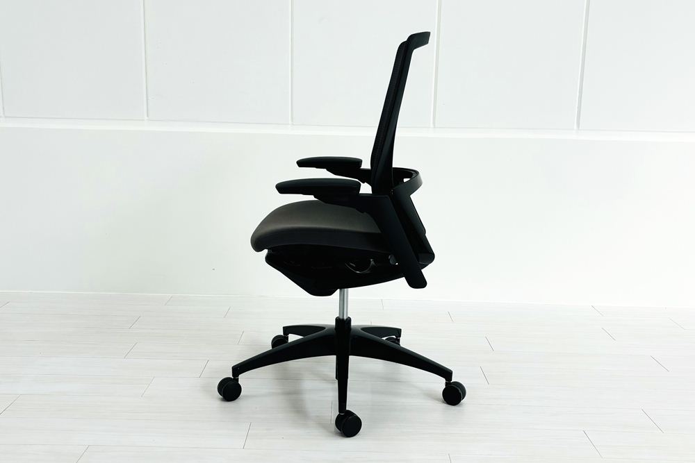 オカムラ フィノラチェア 中古 2024年製 Finora メッシュ 中古オフィス家具 可動肘 C787MR F1H2 ミディアムグレーの画像