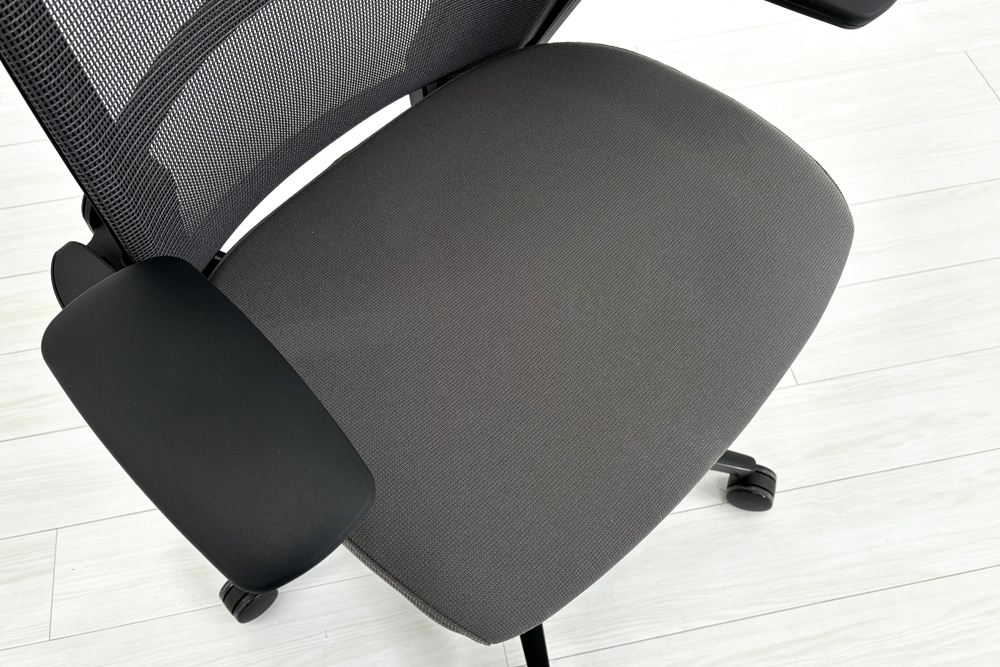 オカムラ フィノラチェア 中古 2024年製 Finora メッシュ 中古オフィス家具 可動肘 C787MR F1H2 ミディアムグレーの画像