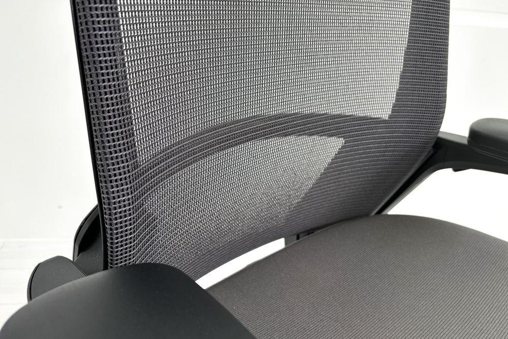 オカムラ フィノラチェア 中古 2024年製 Finora メッシュ 中古オフィス家具 可動肘 C787MR F1H2 ミディアムグレーの画像