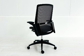 オカムラ フィノラチェア 中古 2024年製 Finora メッシュ 中古オフィス家具 可動肘 C787MR F1H2 ミディアムグレーの画像