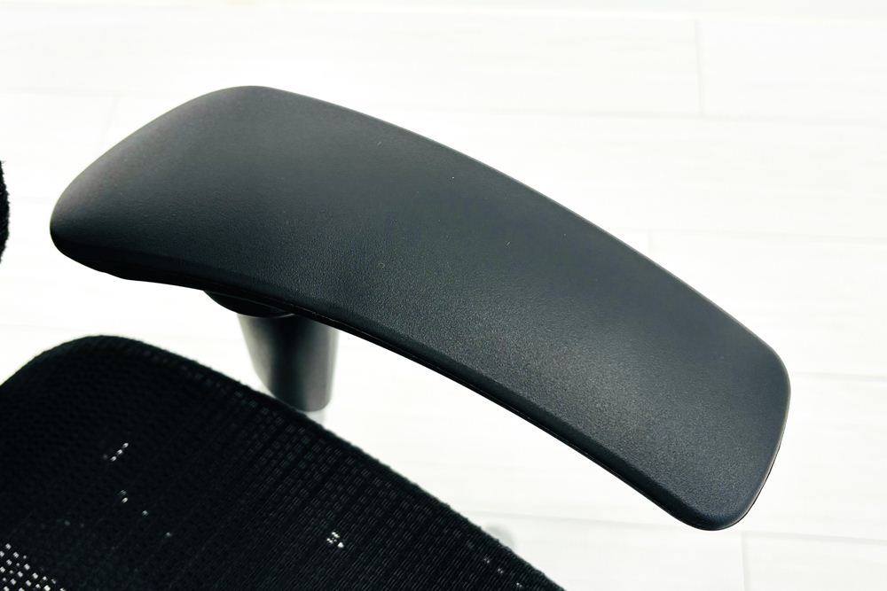 バロンチェア 中古 2015年製 オカムラ エクストラハイバック メッシュ 可動肘 高機能チェア 中古オフィス家具 可動ヘッドレスト ブラックの画像