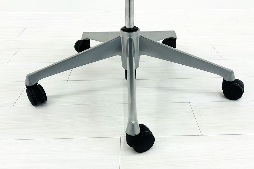 バロンチェア 中古 2015年製 オカムラ エクストラハイバック メッシュ 可動肘 高機能チェア 中古オフィス家具 可動ヘッドレスト ブラックの画像