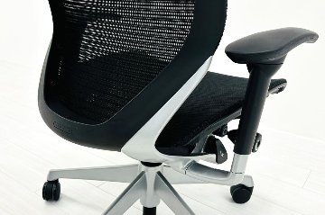 バロンチェア 中古 2015年製 オカムラ エクストラハイバック メッシュ 可動肘 高機能チェア 中古オフィス家具 可動ヘッドレスト ブラックの画像