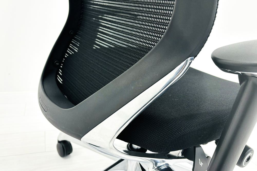 バロンチェア 中古 オカムラ エクストラハイバック 座クッション 可動肘 高機能チェア 中古オフィス家具 可動ヘッドレスト ブラックの画像