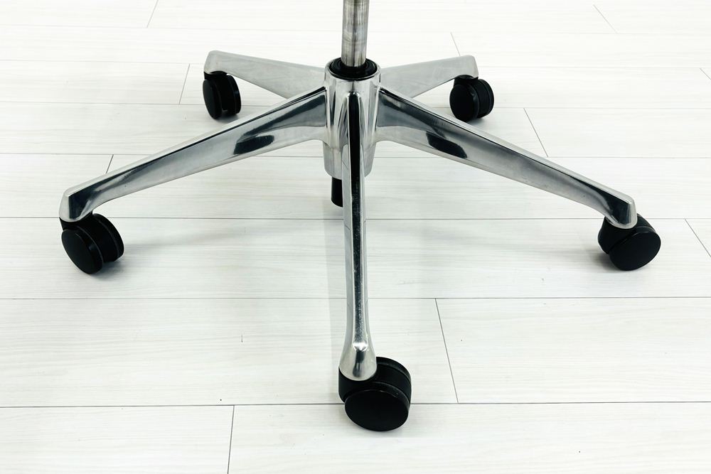 バロンチェア 中古 オカムラ エクストラハイバック 座クッション 可動肘 高機能チェア 中古オフィス家具 可動ヘッドレスト ブラックの画像