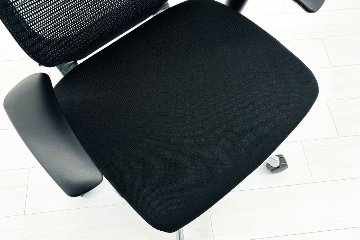 バロンチェア 中古 オカムラ エクストラハイバック 座クッション 可動肘 高機能チェア 中古オフィス家具 可動ヘッドレスト ブラックの画像