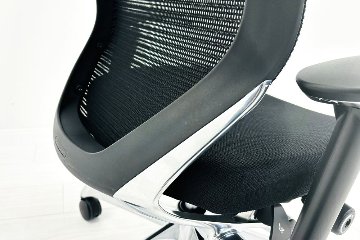 バロンチェア 中古 オカムラ エクストラハイバック 座クッション 可動肘 高機能チェア 中古オフィス家具 可動ヘッドレスト ブラックの画像
