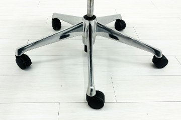 バロンチェア 中古 オカムラ エクストラハイバック 座クッション 可動肘 高機能チェア 中古オフィス家具 可動ヘッドレスト ブラックの画像