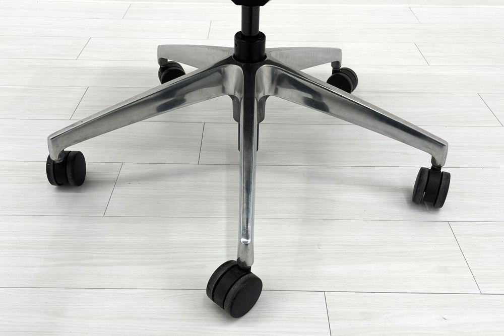 イトーキ Sequa(セクア)シリーズ 2018年製 中古 エクストラハイバック 事務椅子 ITOKI 中古オフィス家具 ブラックの画像