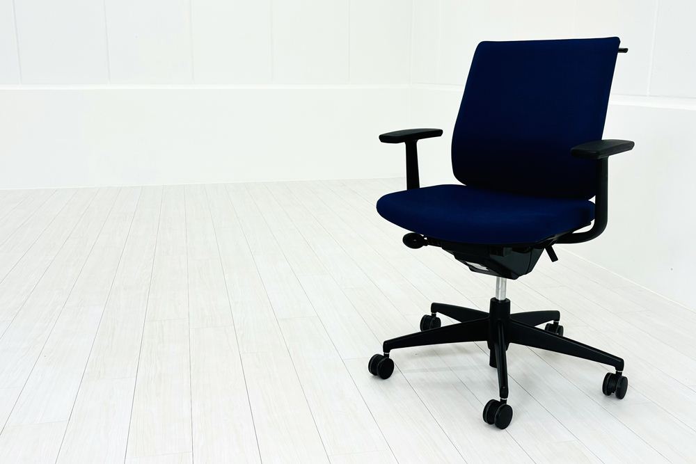 コクヨ ウィザードチェア 中古 KOKUYO Wizard クッション 固定肘 中古事務椅子 中古オフィス家具 ハンガー付 CRS-G1800 ブルーの画像