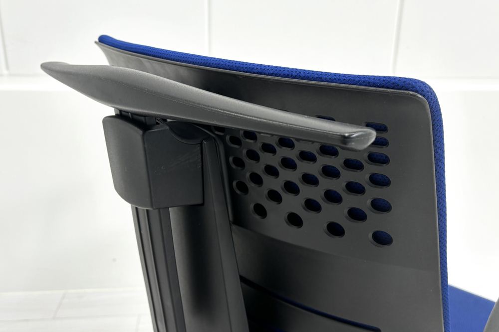 コクヨ ウィザードチェア 中古 KOKUYO Wizard クッション 固定肘 中古事務椅子 中古オフィス家具 ハンガー付 CRS-G1800 ブルーの画像