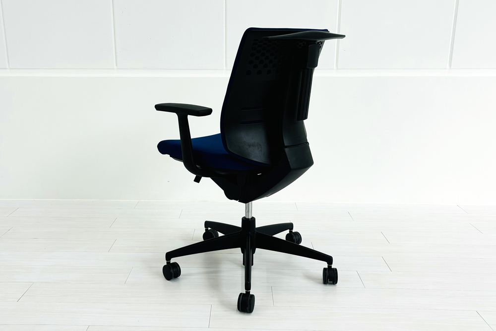 コクヨ ウィザードチェア 中古 KOKUYO Wizard クッション 固定肘 中古事務椅子 中古オフィス家具 ハンガー付 CRS-G1800 ブルーの画像