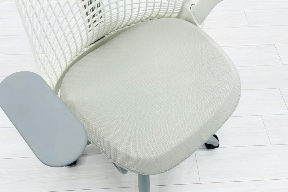 【展示品】 ハーマンミラー セイルチェア ミドルバック 中古 Herman Miller SAYL Chair 中古オフィス家具 フルアジャスタブルアーム 可動肘 グレーの画像