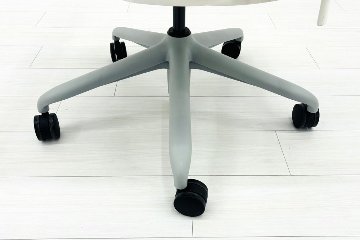 【展示品】 ハーマンミラー セイルチェア ミドルバック 中古 Herman Miller SAYL Chair 中古オフィス家具 フルアジャスタブルアーム 可動肘 グレーの画像