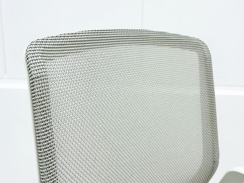 オカムラ CYNARA(シナーラ)シリーズ 中古 2022年製 メッシュチェア 中古オフィス家具 CD77LE-F2X2 ホワイトの画像