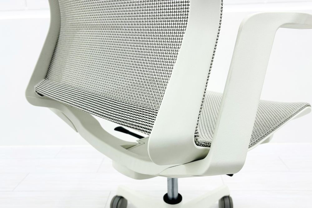 オカムラ CYNARA(シナーラ)シリーズ 中古 2022年製 メッシュチェア 中古オフィス家具 CD77LE-F2X2 ホワイトの画像