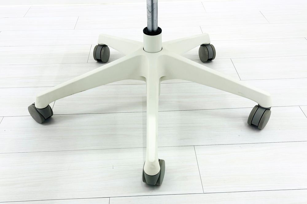 オカムラ CYNARA(シナーラ)シリーズ 中古 2022年製 メッシュチェア 中古オフィス家具 CD77LE-F2X2 ホワイトの画像