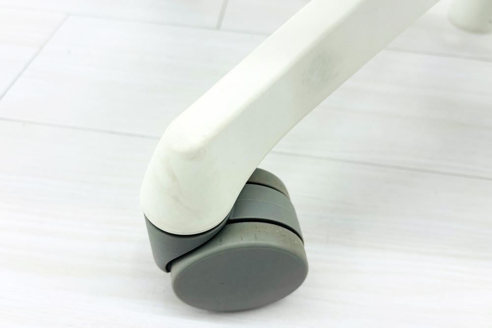 オカムラ CYNARA(シナーラ)シリーズ 中古 2022年製 メッシュチェア 中古オフィス家具 CD77LE-F2X2 ホワイトの画像